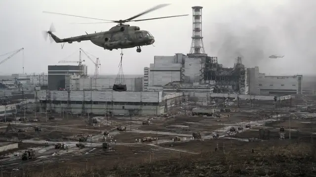 Reconstruction of a Mi-8 helicopter carrying slung containment material toward the damaged Chernobyl Unit 4 reactor building and its striped vent stack under an overcast sky.